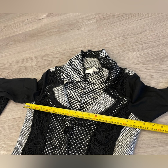 DOLCEZZA Black & White Knit Long Tunic Cardigan with awesome Ruffled Collar! - Picture 9 of 12